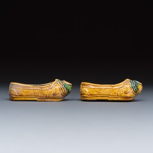 A pair of Chinese famille verte sancai biscuit 'Butterfly' water pots and a pair of shoes — photo 10