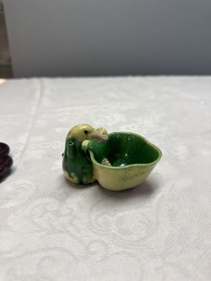 A pair of Chinese famille verte sancai biscuit duck-and-lotus-form water droppers on later wooden stands — photo 2