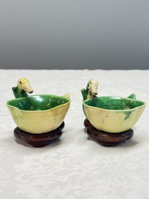 A pair of Chinese famille verte sancai biscuit duck-and-lotus-form water droppers on later wooden stands — photo 17