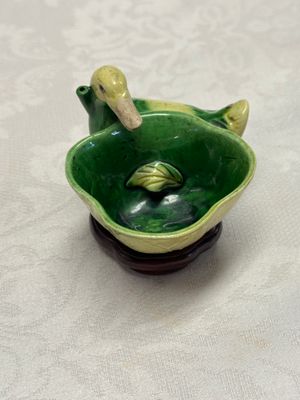 A pair of Chinese famille verte sancai biscuit duck-and-lotus-form water droppers on later wooden stands — photo 18