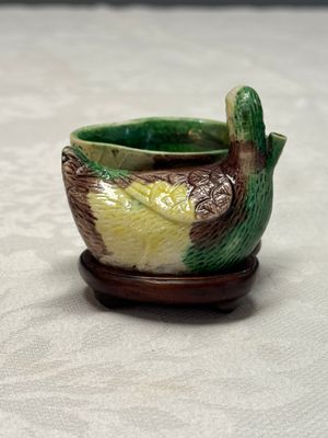 A pair of Chinese famille verte sancai biscuit duck-and-lotus-form water droppers on later wooden stands — photo 25