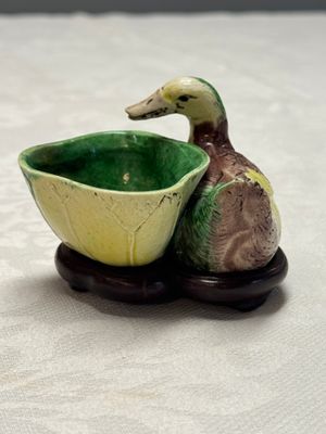 A pair of Chinese famille verte sancai biscuit duck-and-lotus-form water droppers on later wooden stands — photo 26