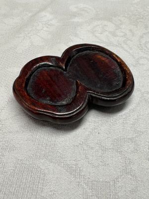 A pair of Chinese famille verte sancai biscuit duck-and-lotus-form water droppers on later wooden stands — photo 29