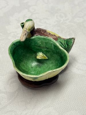 A pair of Chinese famille verte sancai biscuit duck-and-lotus-form water droppers on later wooden stands — photo 32