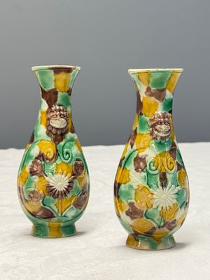 A pair of Chinese famille verte sancai biscuit wall pocket vases — 照片 1