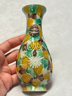 A pair of Chinese famille verte sancai biscuit wall pocket vases — 照片 11