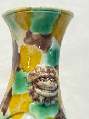 A pair of Chinese famille verte sancai biscuit wall pocket vases — 照片 14