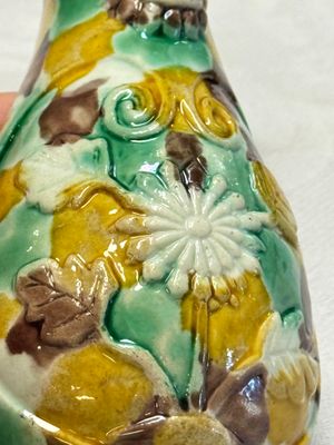 A pair of Chinese famille verte sancai biscuit wall pocket vases — 照片 15