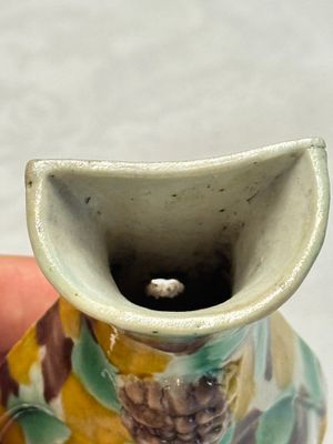 A pair of Chinese famille verte sancai biscuit wall pocket vases — 照片 16
