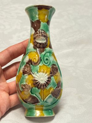 A pair of Chinese famille verte sancai biscuit wall pocket vases — 照片 2