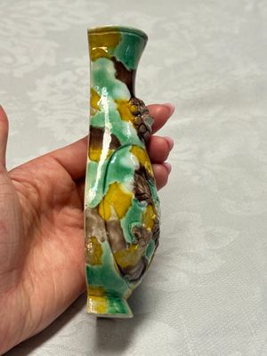 A pair of Chinese famille verte sancai biscuit wall pocket vases — 照片 4