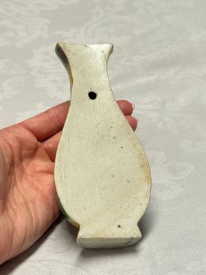 A pair of Chinese famille verte sancai biscuit wall pocket vases — 照片 5