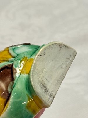 A pair of Chinese famille verte sancai biscuit wall pocket vases — 照片 6