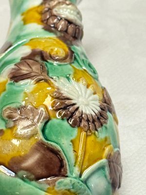A pair of Chinese famille verte sancai biscuit wall pocket vases — 照片 8