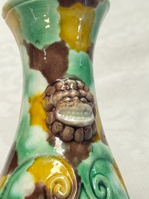 A pair of Chinese famille verte sancai biscuit wall pocket vases — 照片 9