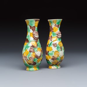 A pair of Chinese famille verte sancai biscuit wall pocket vases — 照片 1