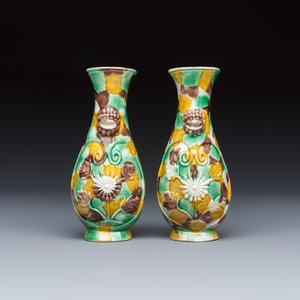 A pair of Chinese famille verte sancai biscuit wall pocket vases — 照片 2