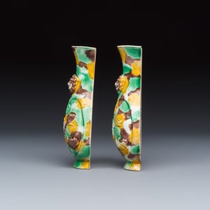 A pair of Chinese famille verte sancai biscuit wall pocket vases — 照片 3