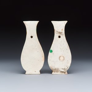 A pair of Chinese famille verte sancai biscuit wall pocket vases — 照片 4