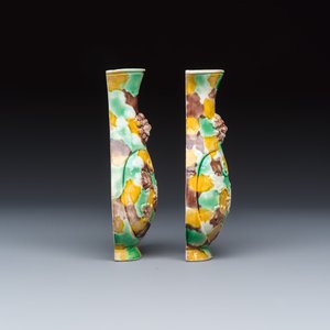A pair of Chinese famille verte sancai biscuit wall pocket vases — 照片 5