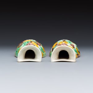 A pair of Chinese famille verte sancai biscuit wall pocket vases — 照片 6