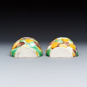 A pair of Chinese famille verte sancai biscuit wall pocket vases — 照片 7