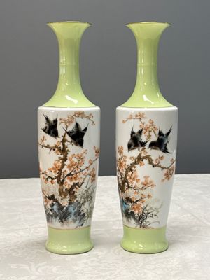 A pair of Chinese polychrome semi-eggshell 'birds among blossoming plum branches' vases — 照片 1