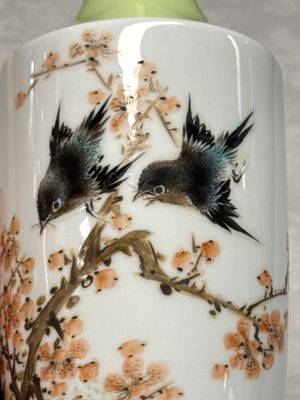 A pair of Chinese polychrome semi-eggshell 'birds among blossoming plum branches' vases — 照片 12