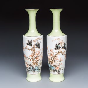 A pair of Chinese polychrome semi-eggshell 'birds among blossoming plum branches' vases — 照片 1