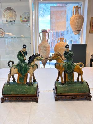 A pair of Chinese sancai-glazed stoneware 'Horseriders' roof tiles on later wooden stands — 照片 1