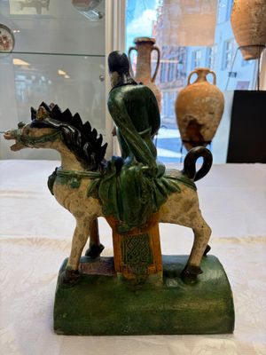 A pair of Chinese sancai-glazed stoneware 'Horseriders' roof tiles on later wooden stands — 照片 11