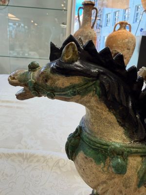 A pair of Chinese sancai-glazed stoneware 'Horseriders' roof tiles on later wooden stands — 照片 12