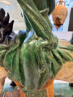 A pair of Chinese sancai-glazed stoneware 'Horseriders' roof tiles on later wooden stands — 照片 13