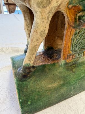 A pair of Chinese sancai-glazed stoneware 'Horseriders' roof tiles on later wooden stands — 照片 14