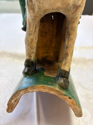 A pair of Chinese sancai-glazed stoneware 'Horseriders' roof tiles on later wooden stands — 照片 15