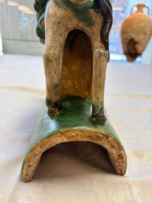 A pair of Chinese sancai-glazed stoneware 'Horseriders' roof tiles on later wooden stands — 照片 16