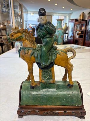 A pair of Chinese sancai-glazed stoneware 'Horseriders' roof tiles on later wooden stands — 照片 19