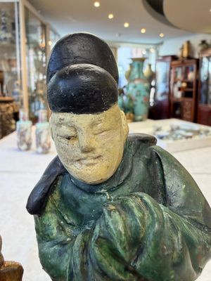 A pair of Chinese sancai-glazed stoneware 'Horseriders' roof tiles on later wooden stands — 照片 20