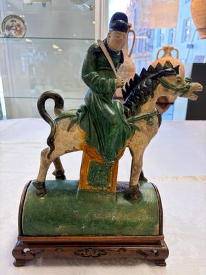 A pair of Chinese sancai-glazed stoneware 'Horseriders' roof tiles on later wooden stands — 照片 2