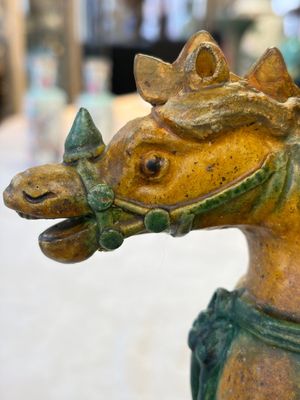 A pair of Chinese sancai-glazed stoneware 'Horseriders' roof tiles on later wooden stands — 照片 21
