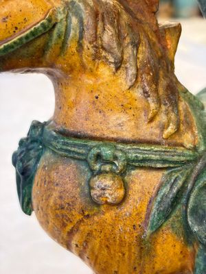A pair of Chinese sancai-glazed stoneware 'Horseriders' roof tiles on later wooden stands — 照片 22