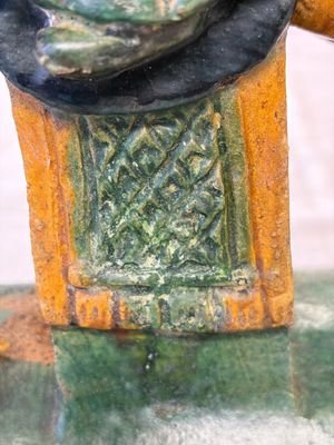 A pair of Chinese sancai-glazed stoneware 'Horseriders' roof tiles on later wooden stands — 照片 24