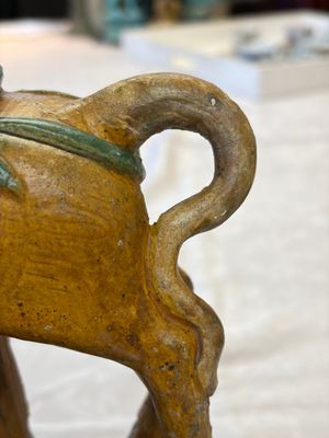 A pair of Chinese sancai-glazed stoneware 'Horseriders' roof tiles on later wooden stands — 照片 26