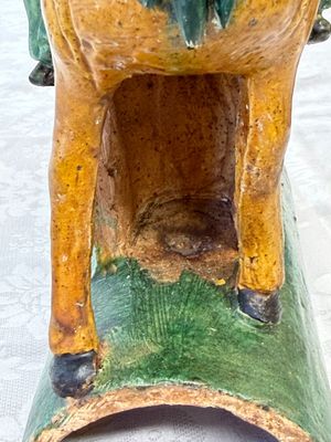 A pair of Chinese sancai-glazed stoneware 'Horseriders' roof tiles on later wooden stands — 照片 27