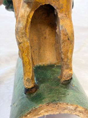 A pair of Chinese sancai-glazed stoneware 'Horseriders' roof tiles on later wooden stands — 照片 28