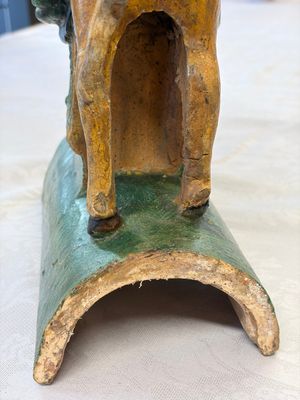 A pair of Chinese sancai-glazed stoneware 'Horseriders' roof tiles on later wooden stands — 照片 29