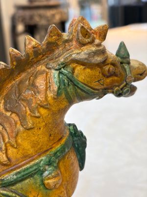 A pair of Chinese sancai-glazed stoneware 'Horseriders' roof tiles on later wooden stands — 照片 30