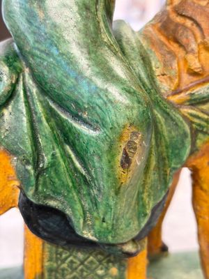 A pair of Chinese sancai-glazed stoneware 'Horseriders' roof tiles on later wooden stands — 照片 31