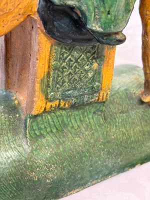 A pair of Chinese sancai-glazed stoneware 'Horseriders' roof tiles on later wooden stands — 照片 32