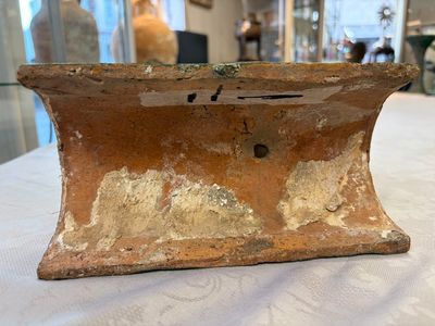 A pair of Chinese sancai-glazed stoneware 'Horseriders' roof tiles on later wooden stands — 照片 33